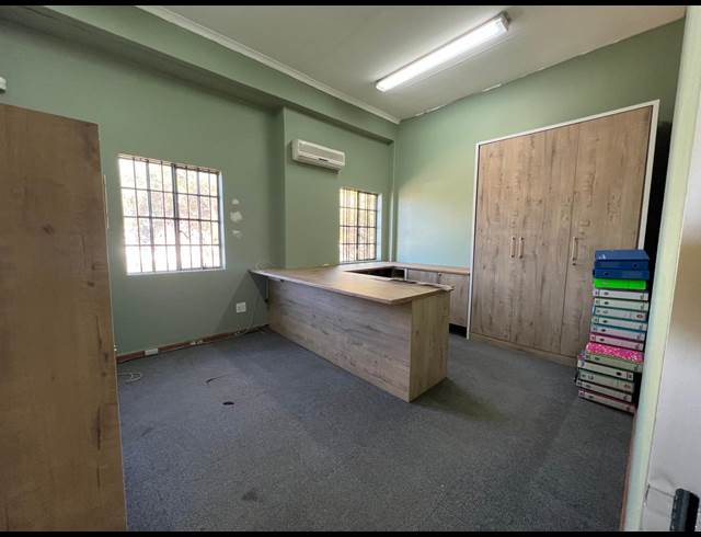 1,060M² WAREHOUSE TO LET IN GATEWAY INDUSTRIAL PARK