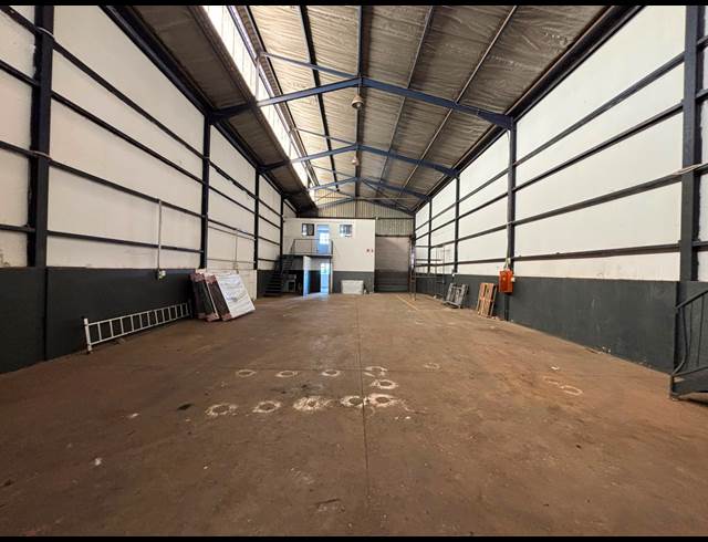338M² WAREHOUSE TO LET IN JET PARK