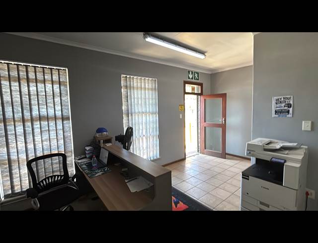 608M² WAREHOUSE TO LET IN JET PARK
