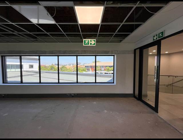 1,330M² OFFICE TO LET IN VORNA VALLEY