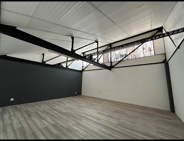 1,300M² BUILDING TO LET IN WOODSTOCK
