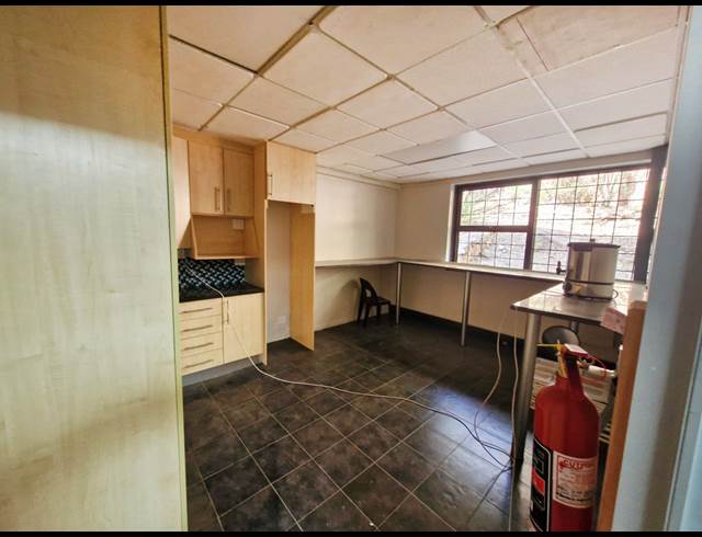 310M² OFFICE TO LET IN HOUGHTON ESTATE