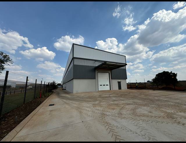 2,050M² WAREHOUSE TO LET IN JET PARK