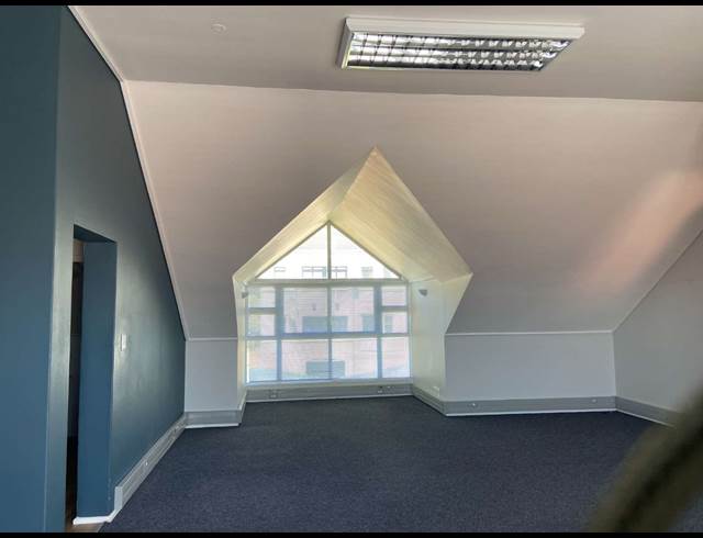 75M² OFFICE TO LET IN WESTLAKE