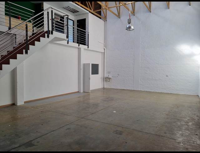 221M² WAREHOUSE RENTED IN WESTLAKE