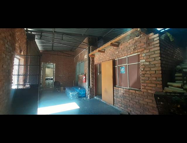 1,300M² WAREHOUSE TO LET IN PRETORIA WEST
