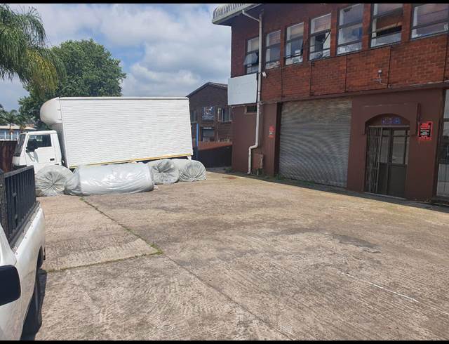 1,250M² WAREHOUSE TO LET IN NEW GERMANY