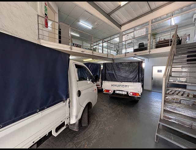 252M² WAREHOUSE TO LET IN BRIARDENE