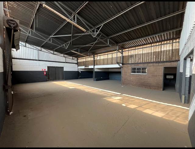200M² WORKSHOP TO LET IN VULCANIA