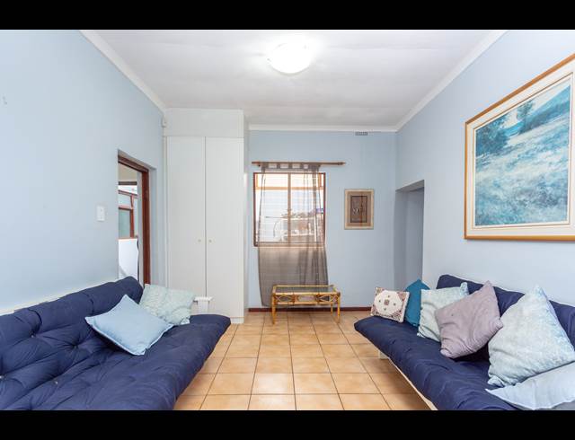 2 BEDROOM SECTIONAL TITLE RENTED IN OBSERVATORY