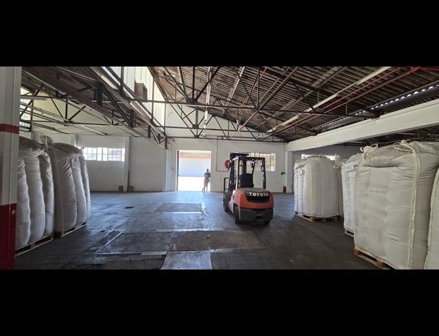 998M² WAREHOUSE TO LET IN PAARL CENTRAL