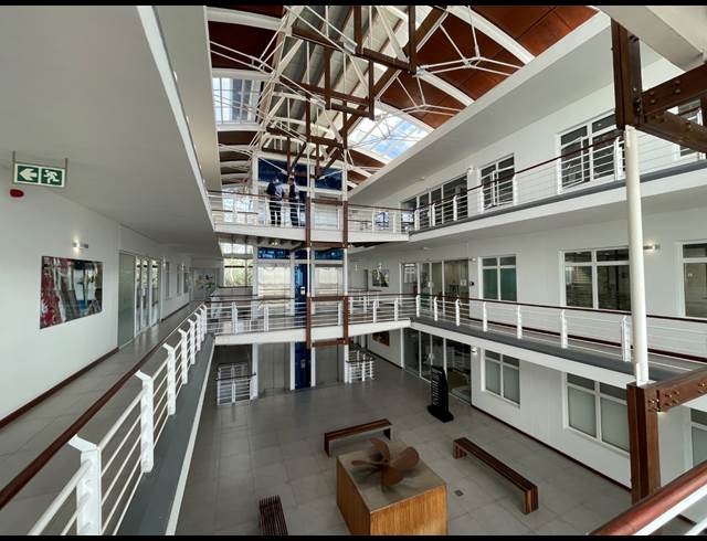 388M² OFFICE TO LET IN WATERFRONT