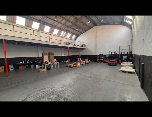 320M² WAREHOUSE TO LET IN KILLARNEY GARDENS