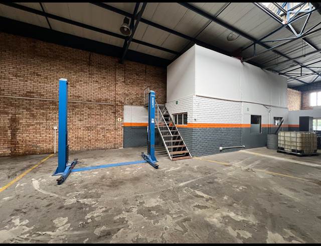 320M² WAREHOUSE TO LET IN LASER PARK
